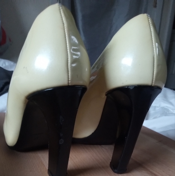 Prada Yellow/Black Patent Leather Logo Silver Plaque Square Toe Pumps Size 37 - Picture 8 of 8